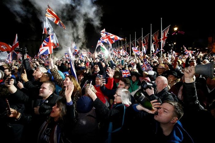 Người dân ăn mừng khi Anh rời khỏi EU vào "Ngày Brexit" tại London ngày 31/1/2020. Ảnh: Reuters.