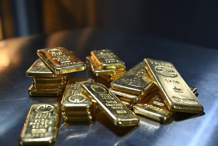Những thỏi vàng với trọng lượng khác nhau. Ảnh: Reuters.