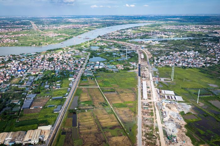  Ghi nhận trong tháng 6, đoạn đường song hành Vành đai 4 từ nút giao quốc lộ 1A đến khu vực cầu Mễ Sở đã cơ bản hoàn thiện. 