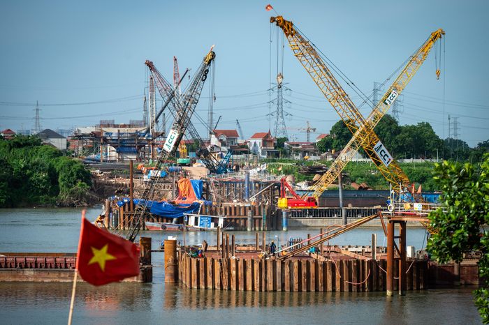  Hình ảnh những trụ cầu cầu Mễ Sở đang được thi công giữa lòng sông Hồng. Cầu Mễ Sở cùng đường dẫn có chiều dài gần 14 km, điểm đầu là nút giao giữa quốc lộ 1A và Vành đai 4, điểm cuối là nút giao giữa cao tốc Hà Nội - Hải Phòng và Vành đai 4, tổng mức đầu tư gần 4.900 tỷ đồng. Cầu bắc qua sông Hồng, nối xã Hồng Vân (Hà Nội) với xã Văn Giang (Hưng Yên). Công trình dài hơn 2 km, mặt cắt ngang rộng 24,5 m, gồm 4 làn xe cơ giới, mỗi bên bố trí thêm một làn cho xe máy và xe thô sơ. 