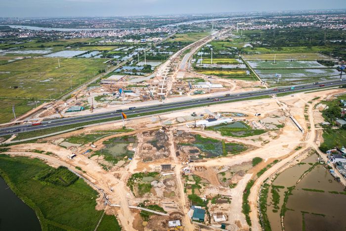  Khu vực nút giao Vành đai 4 với cao tốc Pháp Vân - Cầu Giẽ dần thành hình với quy mô lớn. Đây là nút giao đa tầng, được thiết kế với hệ thống cầu vượt trực thông. 