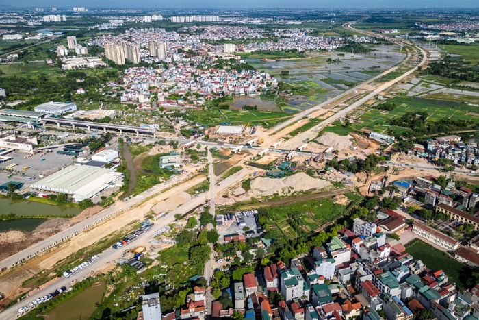  Nút giao giữa Vành đai 4 với quốc lộ 6 tại phường Yên Nghĩa được xem là một trong những điểm giao thông quan trọng phía Tây Hà Nội. Theo thiết kế, nút giao này được xây dựng dạng 2 tầng, trong đó đường song hành đi phía dưới, còn tuyến cao tốc Vành đai 4 đi trên cao vượt quốc lộ 6. 