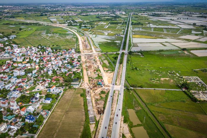  Một đoạn tuyến Vành đai 4 chạy cắt chéo đường trục phía Nam Hà Nội. Tuyến đường trục phía Nam Hà Nội liên thông Vành đai 4 giúp kết nối với quốc lộ 1A, cũng như trung tâm Hà Nội với các xã phía Nam. Hai tuyến đường này còn góp phần thúc đẩy phát triển kinh tế - xã hội, mở ra cơ hội cho bất động sản và giao thông khu vực, đồng thời giảm tải cho các tuyến quốc lộ cũ. 