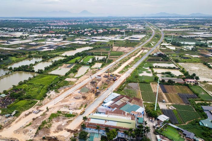  Theo Ban Quản lý dự án đầu tư xây dựng công trình giao thông Hà Nội, các dự án thành phần đường song hành có tiến độ thi công khả quan. Đoạn qua Hà Nội đạt khoảng 85% giá trị hợp đồng, đoạn qua Hưng Yên đạt 81,8% và đoạn qua Bắc Ninh đạt 48,28%. Riêng đoạn qua Hà Nội đã hoàn thành khoảng 35 km bê tông nhựa trên tổng chiều dài 51,5 km. Chủ đầu tư dự kiến thông xe kỹ thuật một số đoạn trong tháng 6/2026 và hoàn thành toàn bộ tuyến đường song hành trong quý III/2026. Hình ảnh một đoạn đường Vành đai 4 đi qua quốc lộ 32. 
