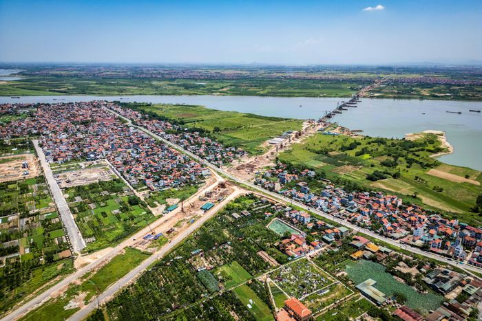  Hình ảnh đoạn đường Vành đai 4 kết nối với cầu Hồng Hà. Cầu Hồng Hà cùng hệ thống đường Vành đai 4 sẽ tăng cường khả năng kết nối liên vùng, rút ngắn đáng kể thời gian di chuyển từ Hà Nội đến các tỉnh lân cận như Hưng Yên, Bắc Ninh, Phú Thọ. 