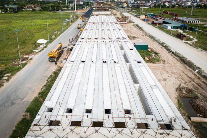 Theo thiết kế, phần lõi ở giữa là tuyến cao tốc 6 làn xe, phục vụ phương tiện lưu thông tốc độ cao (khoảng 100 km/h). Dải đất sát đường cao tốc được dự trữ để xây dựng tuyến đường sắt quốc gia vành đai trong các giai đoạn tiếp theo. Hai bên rìa bố trí đường gom đô thị, dải cây xanh cảnh quan và hành lang an toàn hạ tầng, mặt cắt ngang toàn tuyến rộng từ 90 m đến 135 m. 