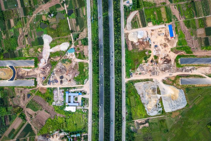  Hình ảnh tại công trường xây dựng cầu vượt qua đại lộ Thăng Long thuộc tuyến Vành đai 4. Dự án sẽ có 8 nút giao liên thông được xây dựng trong giai đoạn 1, bao gồm: Nút giao cao tốc Nội Bài - Lào Cai; nút giao đường trục Mê Linh; đại lộ Thăng Long; quốc lộ 6; nút giao Pháp Vân - Cầu Giẽ; nút giao cao tốc Hà Nội - Hải Phòng; quốc lộ 38; nút giao với cao tốc Nội Bài - Hạ Long. 