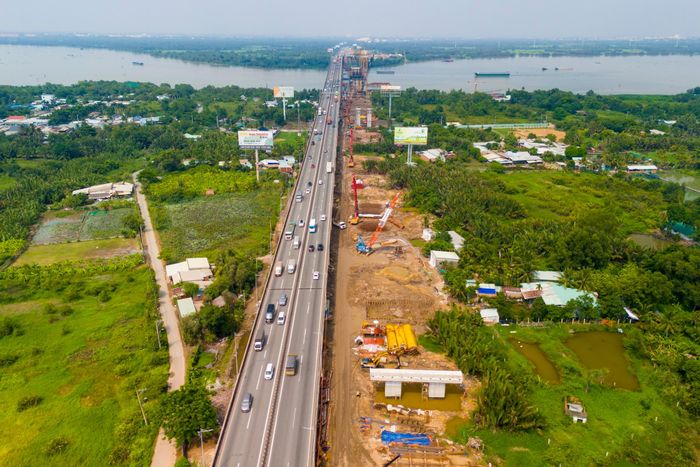 Ở phía bờ TP.HCM, tiến độ hạng mục đường dẫn lên cầu có phần chậm hơn do còn một số khó khăn về mặt bằng, đặc biệt tại vị trí trụ T12, T13.