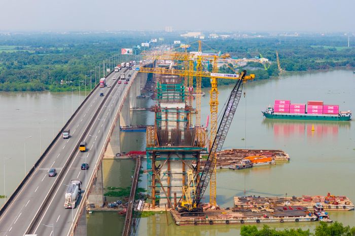 Dự án mở rộng đoạn cao tốc TP.HCM - Long Thành được khởi công ngày 19/8 với tổng mức đầu tư hơn 16.300 tỷ đồng, do Tổng công ty Đầu tư phát triển đường cao tốc Việt Nam (VEC) làm chủ đầu tư.