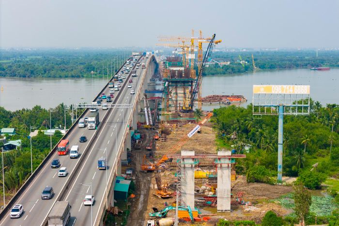 Hiện tại, nhà thầu đang tranh thủ thời tiết khô ráo, chủ động huy động nhân sự, thiết bị để hoàn thành các cọc khoan nhồi, trụ cầu và xử lý nền đất yếu phần đường dẫn trước mùa mưa.