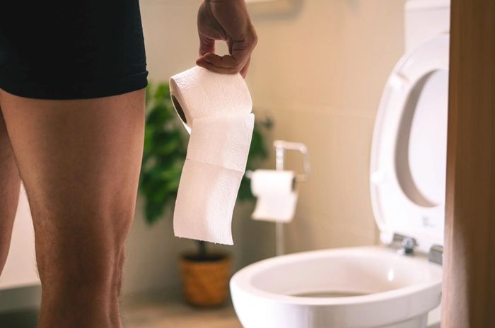 Đi tiểu đêm nhiều lần có thể là triệu chứng cảnh báo thận dần suy yếu. Ảnh: Freepik.
