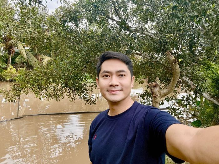  Trước đó, Minh Luân cho biết anh đã xin thôi giữ vị trí Phó giám đốc Sân khấu Kịch Hồng Vân từ giai đoạn dịch COVID-19. Dù không còn đảm nhận vai trò quản lý, nam diễn viên vẫn duy trì sự gắn bó với sân khấu này, thỉnh thoảng tham gia một số vở diễn phù hợp. Mới nhất, anh góp mặt trong vở Một cuộc chiến khác cùng Lâm Vỹ Dạ, Bùi Công Danh và các nghệ sĩ của Sân khấu Kịch Hồng Vân. 