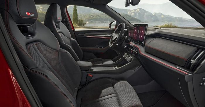  Nội thất viền chỉ đỏ trên Skoda Kodiaq. Ảnh: Drive.