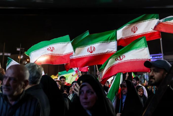 Người dân vẫy cờ Iran ở Tehran vào hôm 19/5. Ảnh: Majid Asgaripour/WANA.