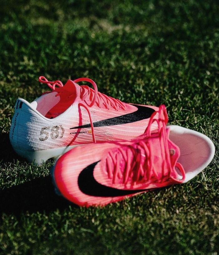  Con số 58 xuất hiện nổi bật ở phần gót ngoài trên đôi giày độc bản của Mbappé. Ảnh: Boostclub.