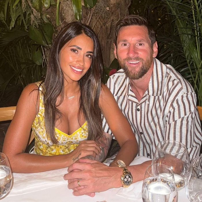 Ngoài Audemars Piguet, Antonela Roccuzzo thường chọn những mẫu đồng hồ có kiểu dáng thanh lịch, nữ tính hơn là các thiết kế thể thao hầm hố. Cô chuộng đồng hồ bằng vàng trắng, vàng, có đính kim cương, ngọc trai hoặc dùng mặt số mother-of-pearl. Một số mẫu từng xuất hiện trên cổ tay vợ Messi có thể kể đến Tiffany & Co. Rope 33 mm bằng vàng 18K, mặt số mother-of-pearl và cọc số kim cương; Rolex Day-Date 36 mm bằng vàng trắng với mặt số thiên thạch hoặc mother-of-pearl; hay Rolex Pearlmaster vàng trắng 18K, mặt số ngọc trai và kim cương baguette. Ảnh: @leomessi.