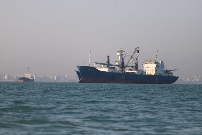  Tương lai của eo biển Hormuz trong thời bình là bài toán cân não đối với Iran. Ảnh: Reuters. 