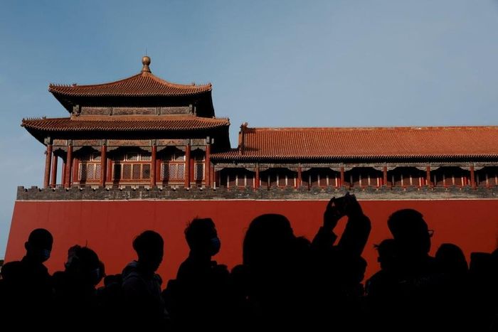  Du khách xếp hàng vào tham quan Tử Cấm Thành. Ảnh: Reuters. 