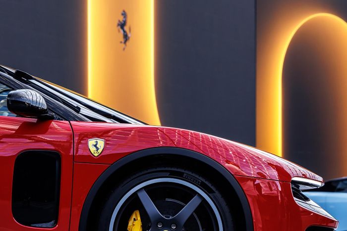  Ferrari thường ưu tiên những khách hàng lâu năm, sở hữu nhiều xe của thương hiệu, cũng như những người thường xuyên tham gia các sự kiện của nhà máy và giữ xe trong thời gian dài. 