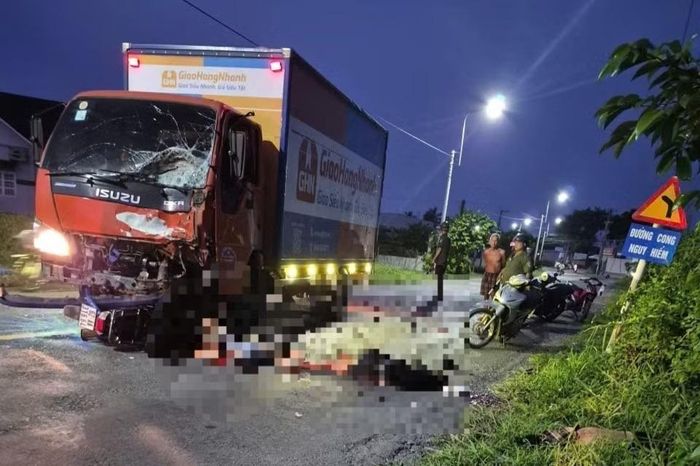 Hiện trường vụ tai nạn giao thông đặc biệt nghiêm trọng trên tuyến ĐT822 khiến 3 người tử vong tại chỗ. Ảnh: Công an Tây Ninh.