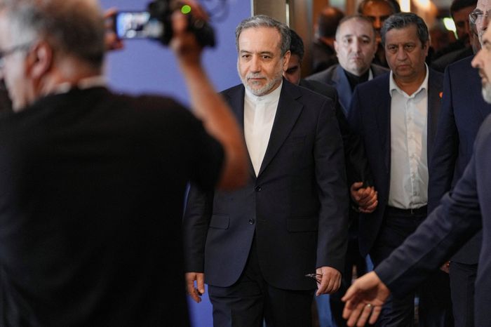 Ngoại trưởng Iran Abbas Araqchi bước vào cuộc họp 4 bên giữa Mỹ, Iran, Pakistan và Qatar diễn ra tại khu nghỉ dưỡng Buergenstock, Thụy Sĩ, ngày 21/6. Ảnh: Reuters.