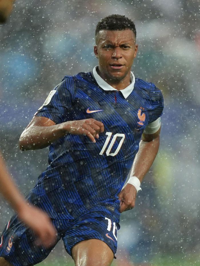 Trong hiệp một, đội trưởng của Pháp Kylian Mbappe lần lượt vượt qua dàn hậu vệ của Iraq. Phút thứ 14, anh thành công ghi bàn vào lưới đội bạn. Mbappe thi đấu rất thăng hoa cho đến khi bị những tia sét thực sự lóe lên trong vòng 13 km quanh sân vận động cản trở. Các quy định an toàn của Mỹ yêu cầu nếu sét đánh trong phạm vi 14 km quanh địa điểm thi đấu, trận đấu phải tạm dừng trong 30 phút.