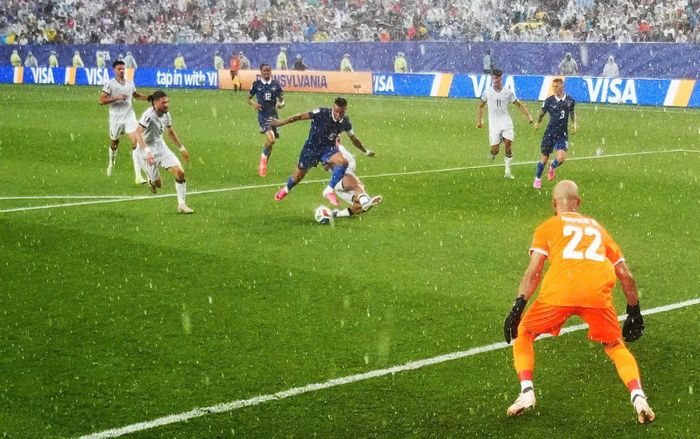 17h ngày 22/6 (4h sáng 23/6 giờ Việt Nam), trận đấu lượt thứ hai của vòng bảng World Cup 2026 giữa Pháp và Iraq diễn ra tại sân vận động Lincoln Financial Field (Philadelphia, Mỹ). Thời gian nghỉ giữa hiệp, mưa bắt đầu ập tới buộc trận đấu phải tạm hoãn. Từ phòng thay đồ, đội Pháp và Iraq được thông báo thời gian nghỉ giữa hiệp tăng từ 15 lên 30 phút. Đây là lần đầu tiên một trận đấu World Cup bị gián đoạn hơn 2 tiếng do mưa lớn kèm sét ngay trước khi hiệp hai bắt đầu.