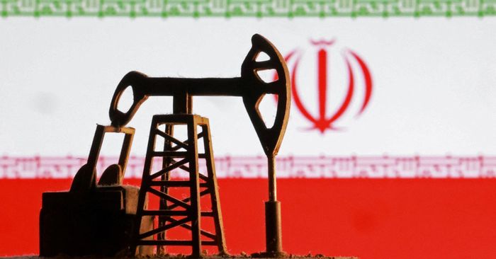 Mỹ bật đèn xanh để Iran bán dầu bằng USD. Ảnh: Reuters.