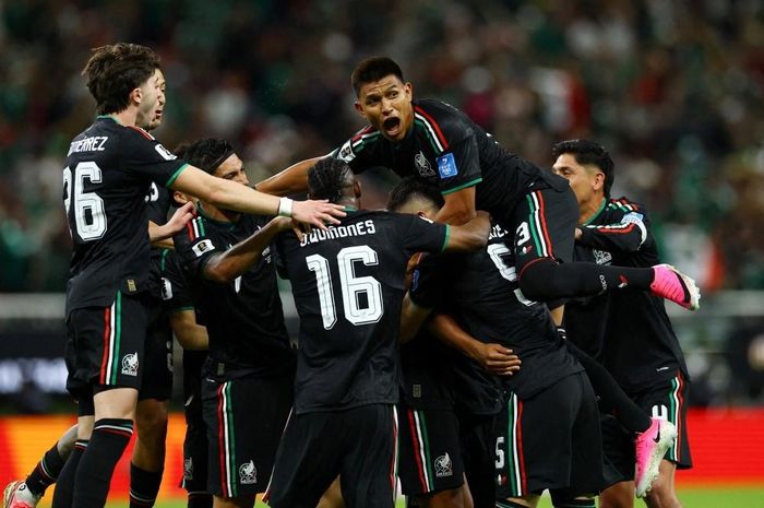 Tới lượt thứ hai, Mexico chơi chặt chẽ và từ chối toàn bộ cơ hội ghi bàn của Hàn Quốc và bảo toàn tỷ số 1-0. Với hai chiến thắng, Mexico có 6 điểm và chắc chắn bước vào vòng 32 đội với vị trí nhất bảng A. Ảnh: Reuters.