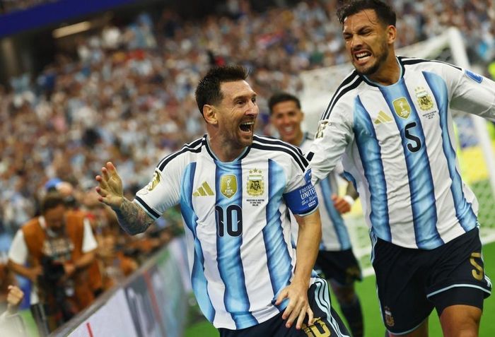 Ở bảng J, nhà đương kim vô địch Argentina đang thăng hoa nhờ sự tỏa sáng rực rỡ của Lionel Messi. Tiền đạo 38 tuổi ghi cả 5 bàn thắng giúp Argentina thắng Algeria 3-0 và Áo 2-0, qua đó chắc suất đi tiếp với ngôi nhất bảng. Ảnh: Reuters.