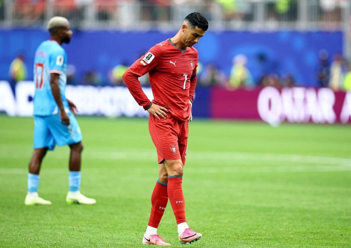 Cristiano Ronaldo bỗng trở thành tâm điểm của một cuộc khủng hoảng truyền thông từ đầu chiến dịch World Cup. Ảnh: Phil Noble/Reuters.
