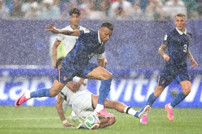 Mbappe (áo xanh) ghi bàn thắng duy nhất trong hiệp 1