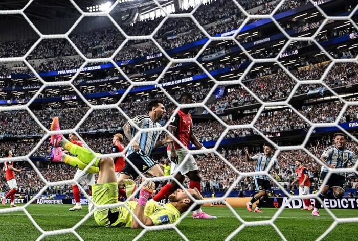 M10 lập cú đúp giúp đội nhà đi tiếp