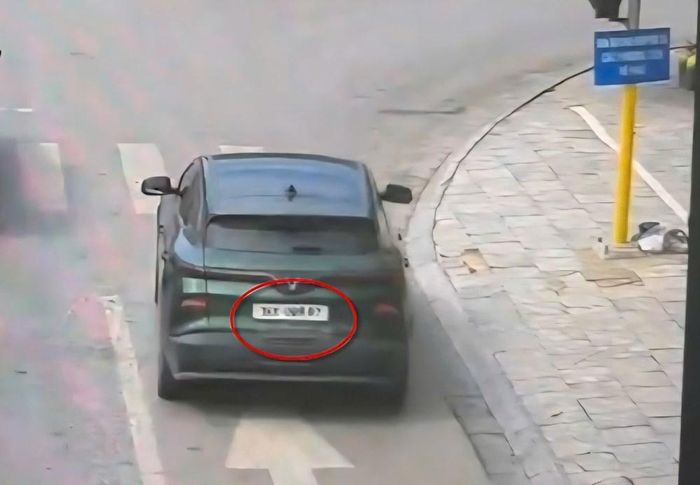 Xe ô tô dán biển số xe trốn phạt nguội. Ảnh: cắt từ video
