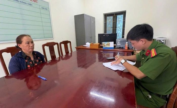 Bà Lê Thị Thê làm việc với cơ quan Công an trong quá trình xác minh vụ việc thu tiền trông giữ xe không đúng quy định tại bãi xe Trung Mới, phường Sầm Sơn. Ảnh: Công an Thanh Hóa