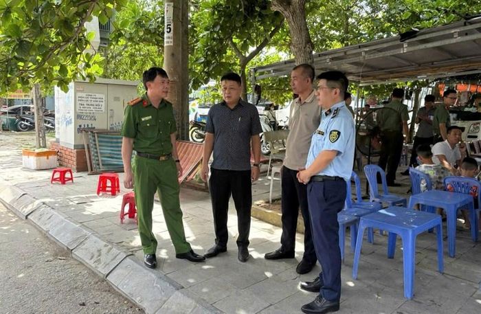 Lãnh đạo UBND phường Sầm Sơn và lực lượng chức năng kiểm tra hoạt động các bãi trông giữ xe. Ảnh: Công an Thanh Hóa