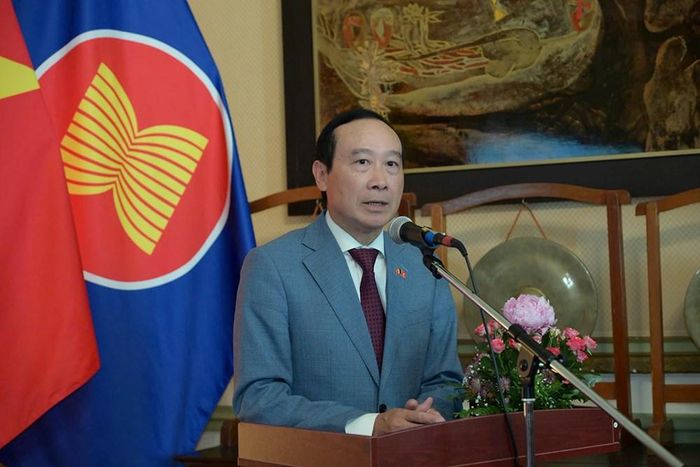Đại sứ Việt Nam tại Vương quốc Bỉ Nguyễn Văn Thảo phát biểu tại hội nghị