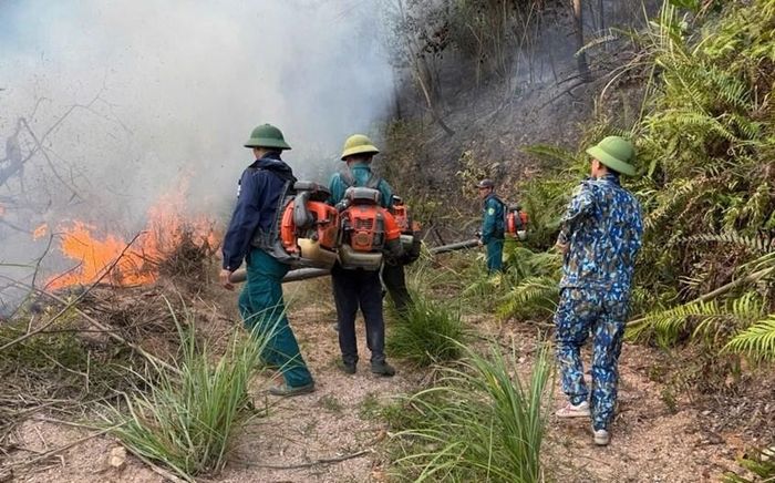 Bộ CHQS tỉnh Nghệ An tăng cường lực lượng khống chế đám cháy. Ảnh: Trần Dũng