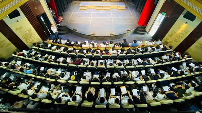 Thí sinh nghe phổ biến quy chế thi