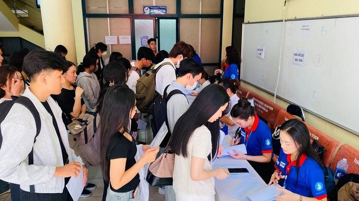 Thí sinh làm thủ tục dự thi