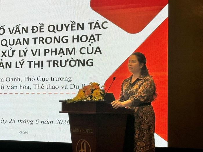Bà Phạm Thị Kim Oanh, Phó Cục trưởng Cục Bản quyền tác giả (Bộ VHTTDL) trình bày chuyên đề tại Hội nghị