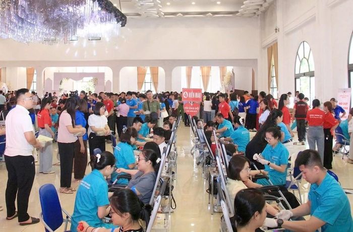 Đông đảo cán bộ, công chức, viên chức, lực lượng vũ trang và nhân dân tham gia đăng ký hiến máu