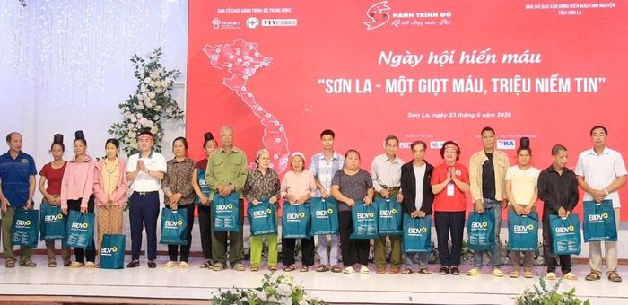 Trao 20 suất quà cho các gia đình có hoàn cảnh khó khăn tại chương trình