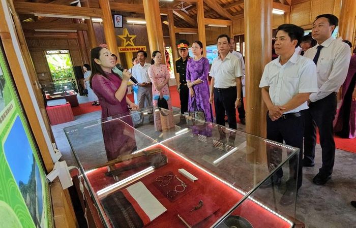 Các đại biểu, nhân dân và du khách tham quan không gian trưng bày. Ảnh: PT