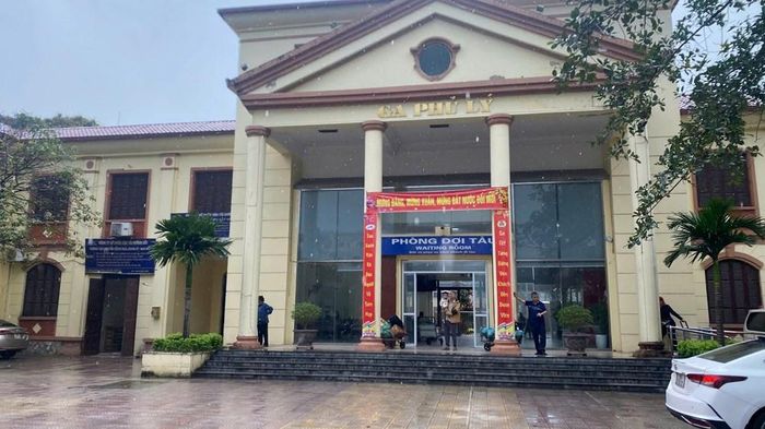 Tàu tổ chức đón, trả khách tại 3 ga cố định bao gồm ga Hà Nội, ga Giáp Bát và ga Phủ Lý