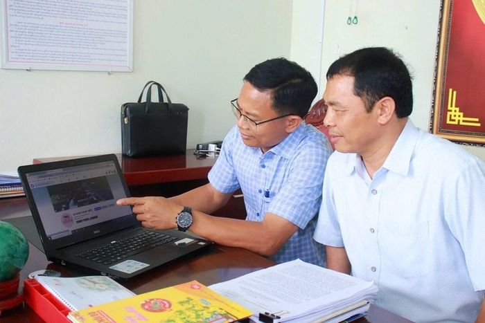 Lãnh đạo Đảng ủy xã Ia Hiao kiểm tra vận hành trang Facebook "Ia Hiao ngày mới"