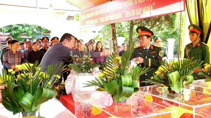 Các đại biểu dâng hương, dâng hoa tưởng niệm và tiễn đưa các Anh hùng liệt sĩ về nơi an nghỉ cuối cùng