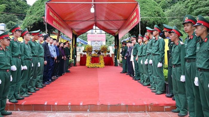 Các đại biểu dự buổi lễ truy điệu và an táng 5 hài cốt liệt sĩ