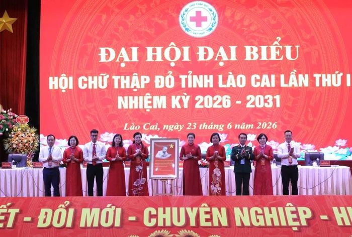 Chủ tịch Trung ương Hội Chữ thập đỏ Việt Nam Đỗ Thị Thu Thảo tặng Đại hội bức tranh lưu niệm