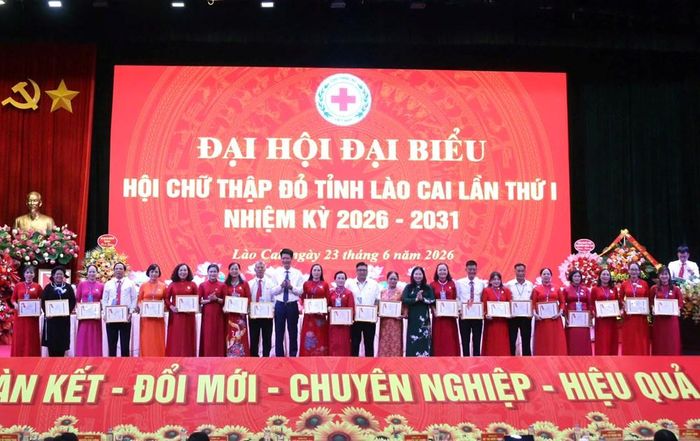 Trao Kỷ niệm chương “Vì sự nghiệp nhân đạo" của Trung ương Hội Chữ thập đỏ Việt Nam cho các cá nhân xuất sắc